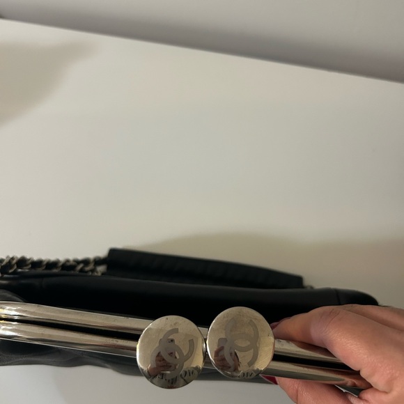 Authentic Vintage Chanel Elegant Black Leather Handbag - Picture 8 of 9